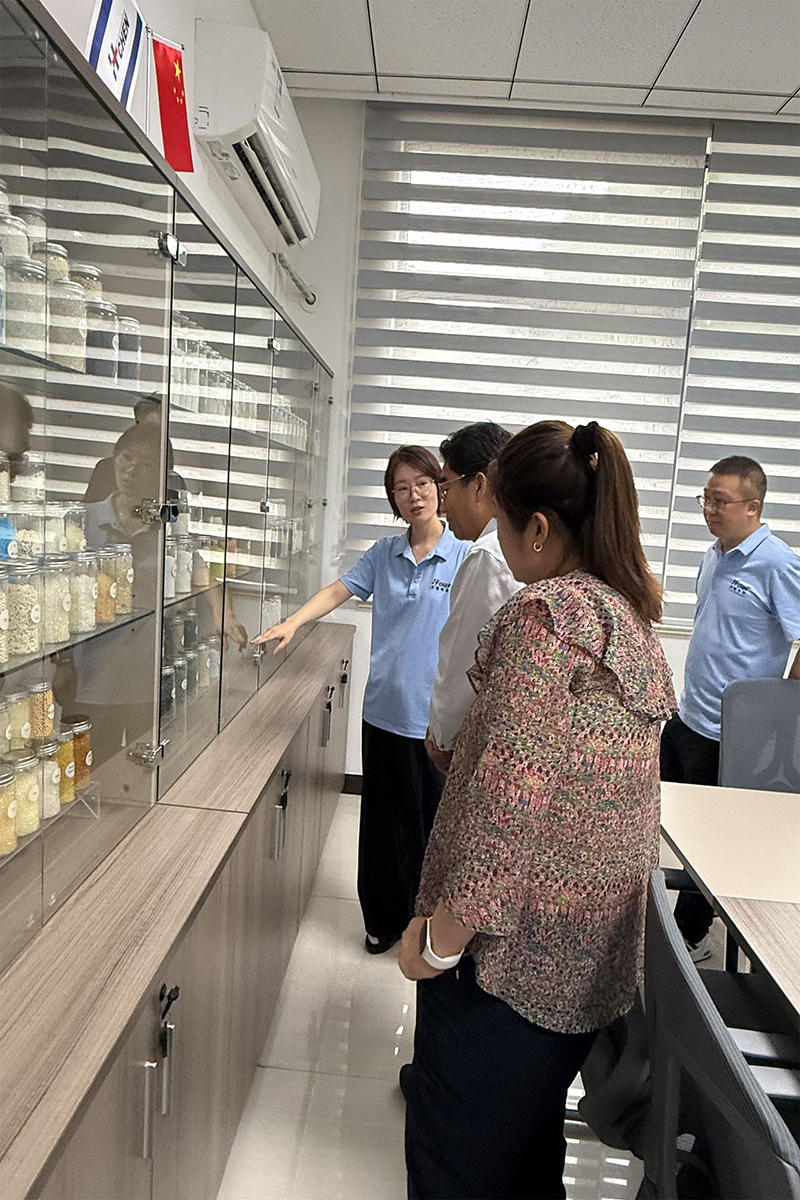 重磅丨政企協(xié)聯(lián)動(dòng)謀發(fā)展！無(wú)錫工信局、中國(guó)合成樹(shù)脂協(xié)會(huì)領(lǐng)導(dǎo)一行蒞臨華辰公司考察指導(dǎo)